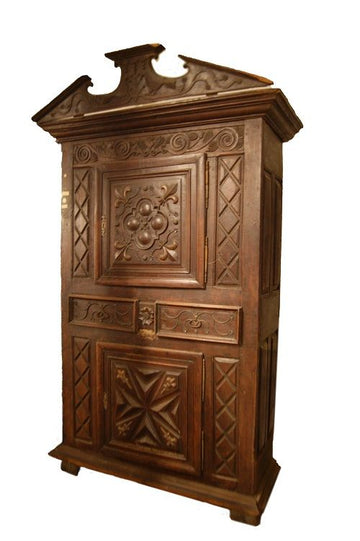 Stunning large Italian cupboard from the 1600s in walnut wood