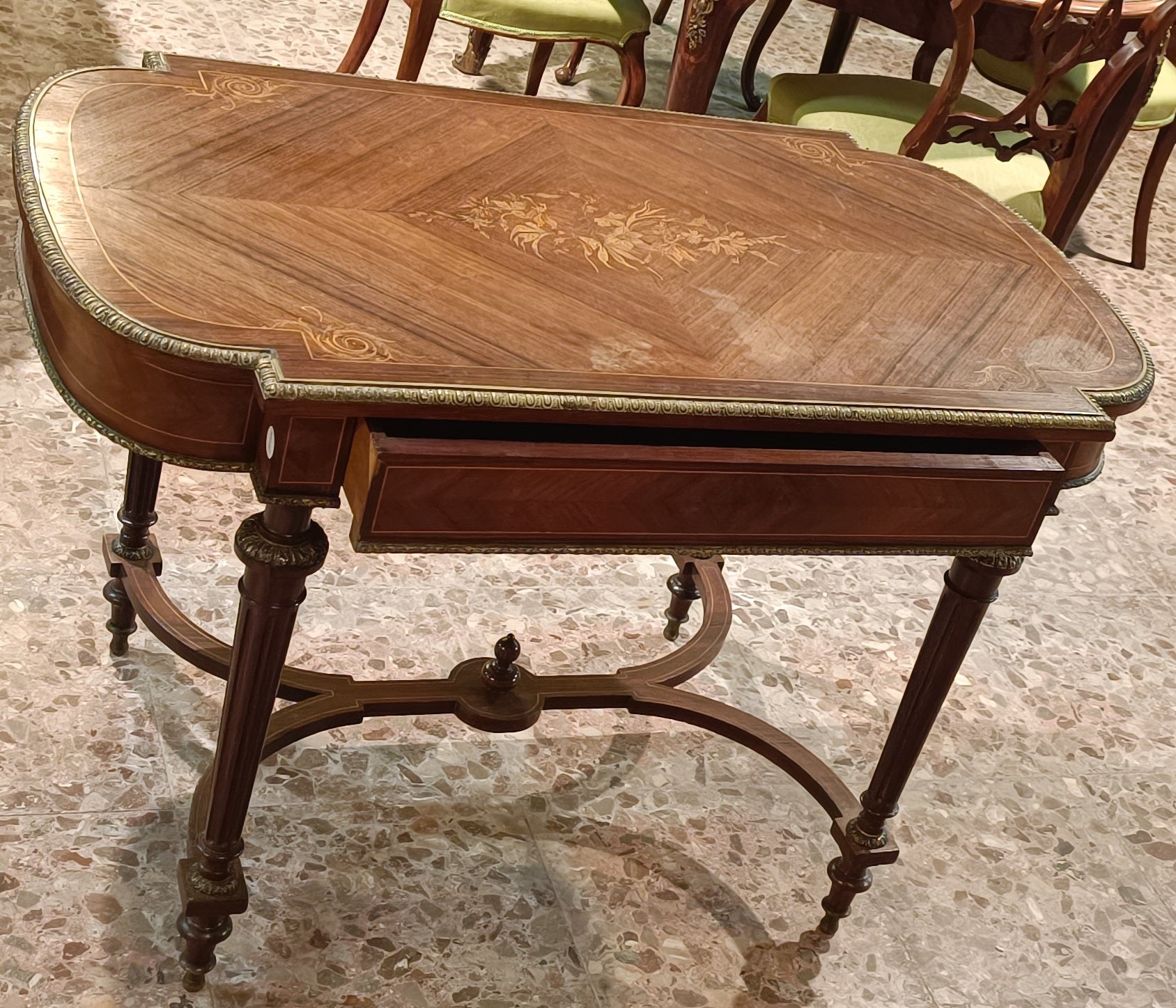 Center table in rosewood from the late 19th century in Louis XVI style.
