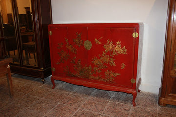Chinese sideboard from the first half of the 1900s, lacquered and richly decorated