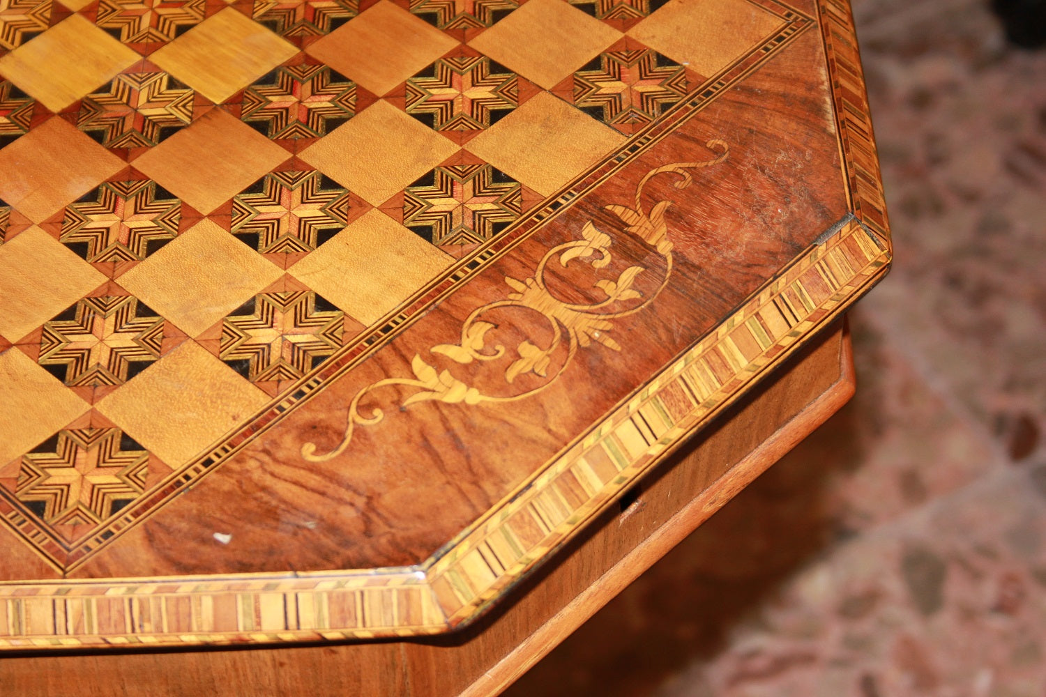 Tavolino Da Lavoro Inglese Riccamente intarsiato Stile Vittoriano in Legno di Noce