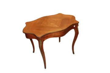 Table de salon bureau de style Louis XV avec motif floral incrusté au centre