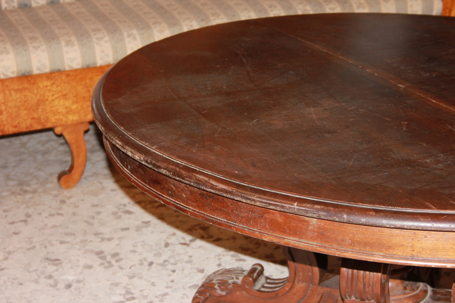 Tavolo Ovale Allungabile Stile Luigi Filippo in Legno di Noce del 1800