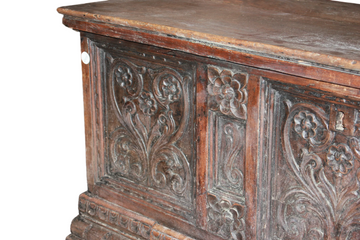 Cassapanca Francese di Media misura di inizio 1700 in Legno di Noce con Intagli