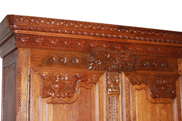 Armadio Francese in Legno di Rovere Mielato del 1700 stile Normandia