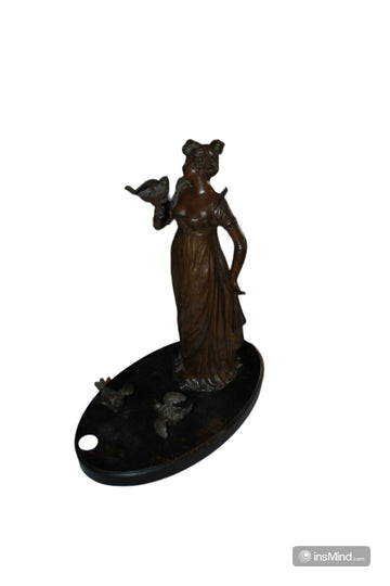 Französische Bronzestil-Metallskulptur "Dame mit Tauben", 19. Jahrhundert