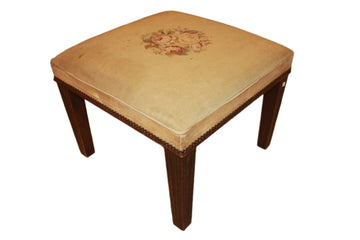 Französischer Pouf aus dem 19. Jahrhundert mit Floralem Kleinstich-Stickerei im Louis-Philippe-Stil