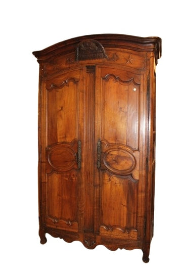 Armoire Française de Style Provençal – Seconde Moitié du XVIIIe Siècle, Bois de Noyer Sculpté