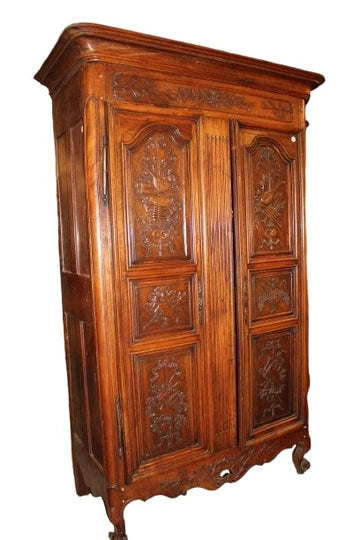 Armoire Provençale Française du XVIIIe Siècle – Noyer Massif Richement Sculpté