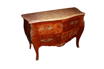 Commode française du 19ème siècle, de style Louis XV, richement marquetée en bois de rose