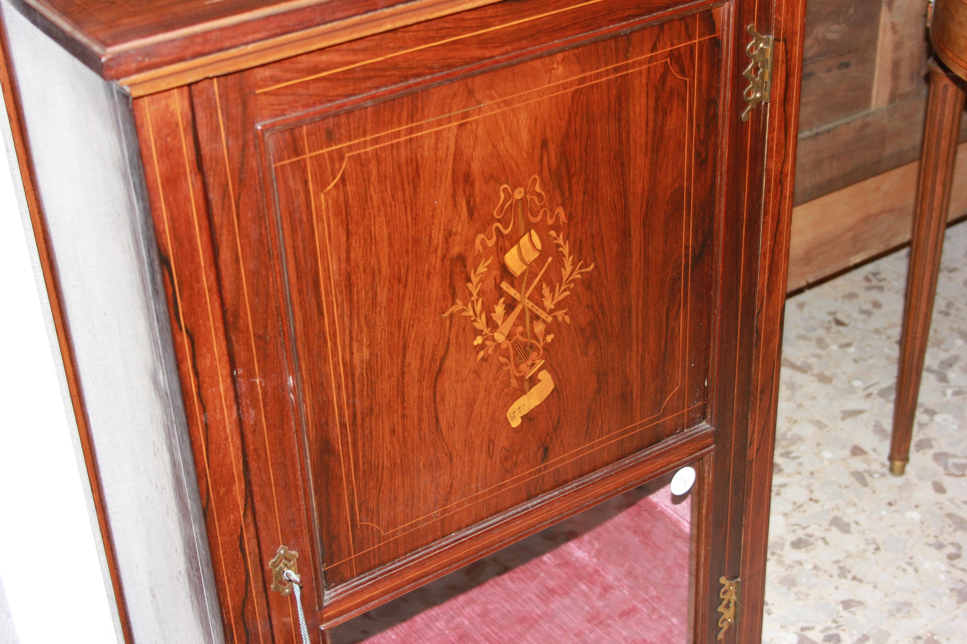 Vetrinetta bassa vittoriana della seconda metà del 1800 in palissandro con intarsi e alzatina con specchio
