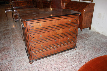 Italian Lombardo chest of drawers from 1700 in walnut wood with ebonized profiles