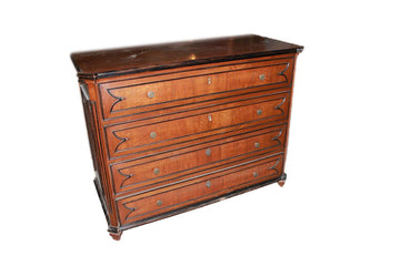 Italian Lombardo chest of drawers from 1700 in walnut wood with ebonized profiles