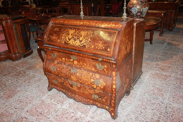 Dutch roller Chest of drawers from the late 1700s in richly inlaid mahogany wood