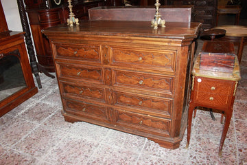 Tuscan chest of drawers from 1600 in walnut wood