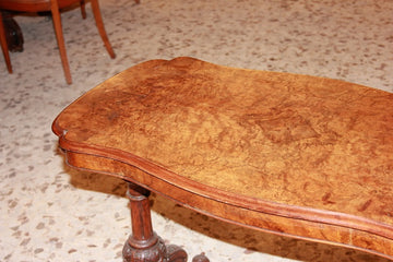 Irish biscuit-shaped center table from the first half of the 19th century in walnut root