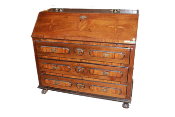 Italian 17th century Lombard Bureau Writing desk in walnut wood with inlay motifs