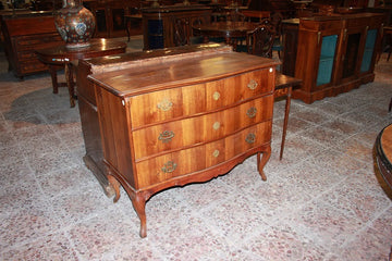 Venetian chest of drawers from the late 1700s in Louis XV style walnut wood