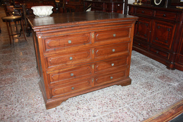 Italian chest of drawers from the 1600s in walnut wood