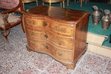 Stunning 1700 Marie Antoinette style chest of drawers in walnut