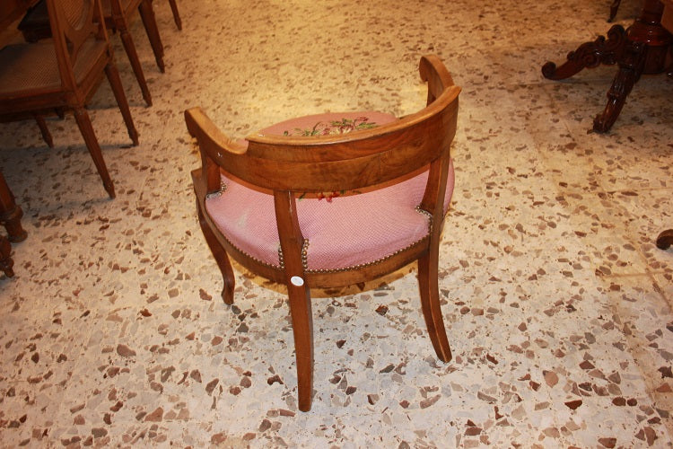 Poltrona da scrivania francese stile Direttorio in legno di noce con ricamo piccolo punto