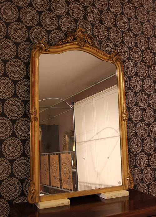 Grande specchiera francese dorata stile Luigi XV del 1800 con cimasa