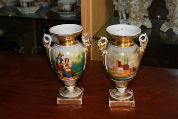 Pair of small Old Paris vases from 1800. Gallant scene and characters