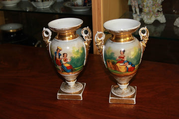 Pair of small Old Paris vases from 1800. Gallant scene and characters