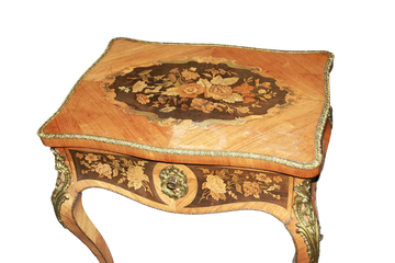Toilette francese stile Luigi XV in bois de rose con intarsi floreali su fondo Ebano XIX secolo