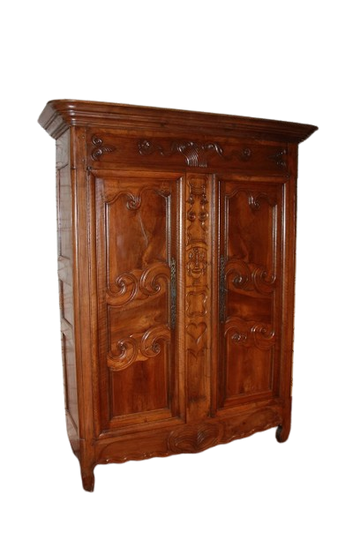 Grazioso armadietto provenzale francese del 1700 in legno di noce con ricchi motivi di intaglio