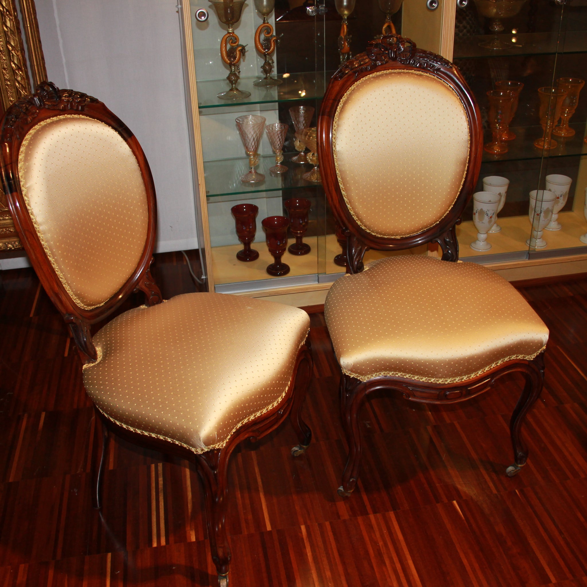 Gruppo di 6 sedie francesi stile Luigi Filippo con schienale impreziosito da cimasa intagliata