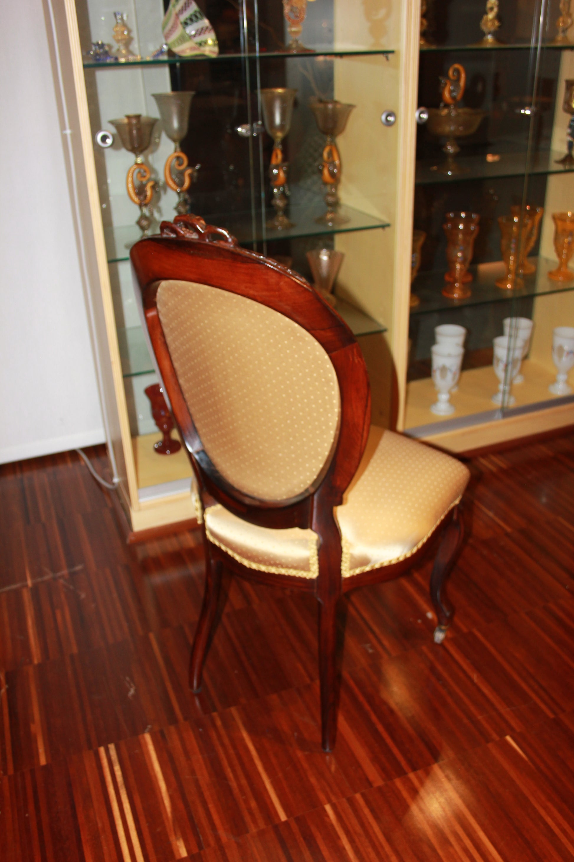 Gruppo di 6 sedie francesi stile Luigi Filippo con schienale impreziosito da cimasa intagliata