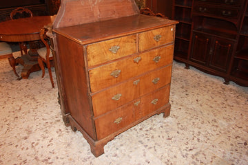English chest of drawers from the 1700s, Queen Anne style, in walnut wood