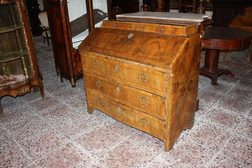 Italian Venetian Bureau Writing desk 1700s in walnut wood and walnut briar Louis XV style