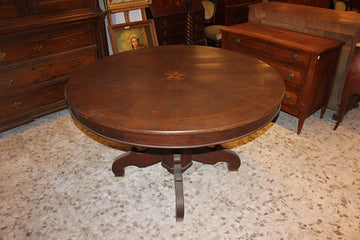 Large Spanish centre table from the early 19th century in walnut wood with inlay motif
