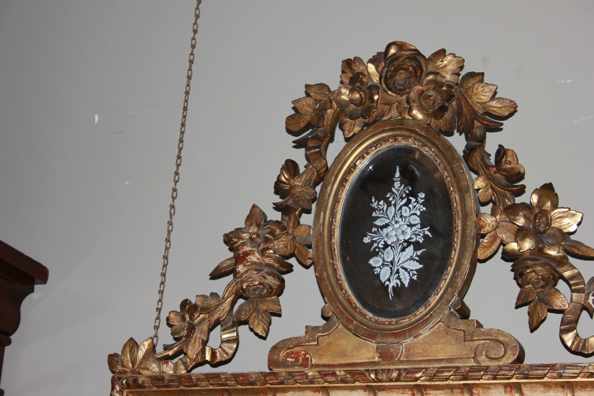 Magnifica specchiera francese della prima metà del 1800 dorata foglia oro con ricchi fregi