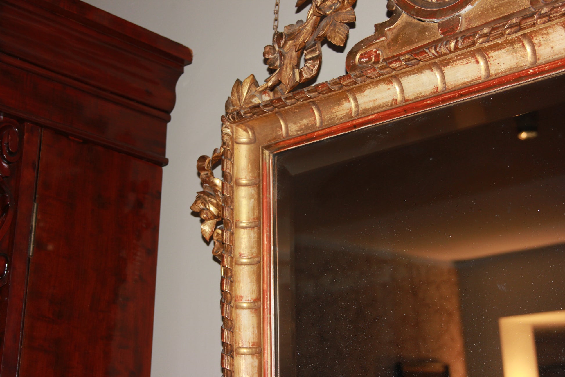 Magnifica specchiera francese della prima metà del 1800 dorata foglia oro con ricchi fregi