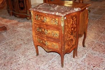 Comoncino francese del 1800 a tre cassetti con ricchi motivi di intarsio e marmo