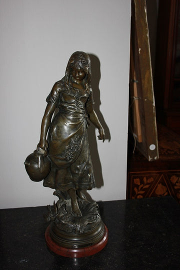 Sculpture française du XIXe siècle représentant Cosette, jeune fille tenant une petite cruche dans sa main