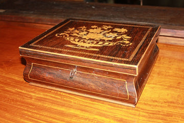 Small French box from the 1800s, inlaid with rosewood