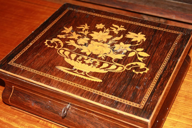 Piccola scatola francese del 1800 in legno di palissandro intarsiata