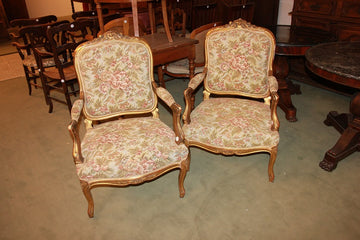 Living Room Set: Group of 2 Armchairs and 2 Chairs in Louis XV Style with Gilded Gold Leaf Wood