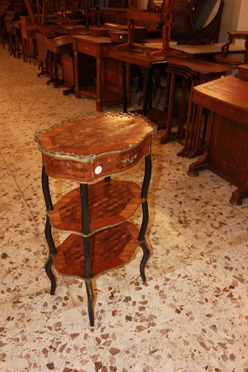 Tavolino etagere francese stile Luigi XV in legno di bois de rose XIX secolo