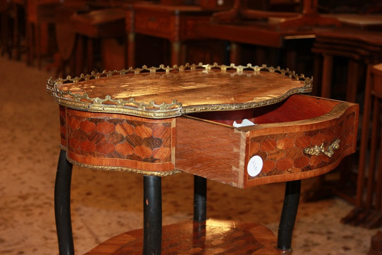 Tavolino etagere francese stile Luigi XV in legno di bois de rose XIX secolo