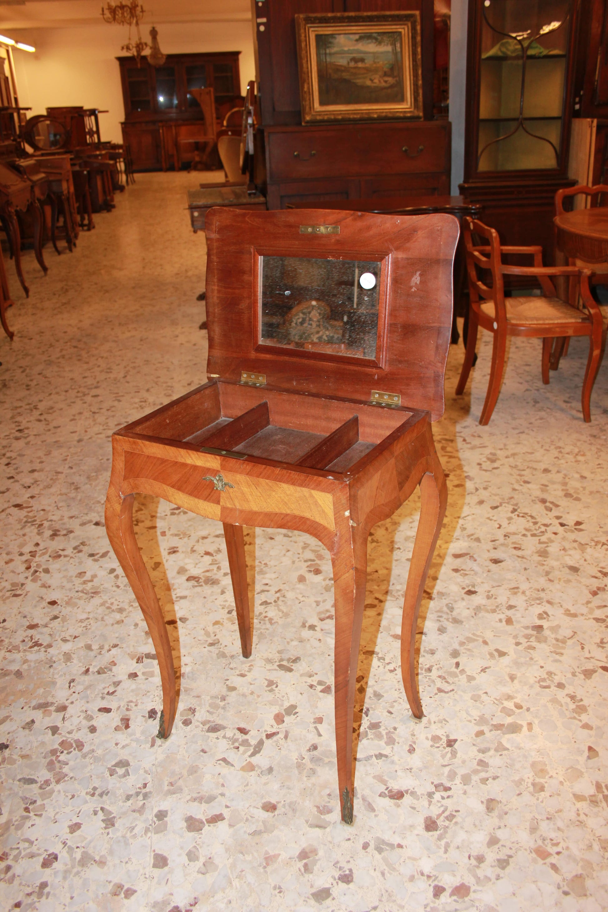 Piccolo tavolino Toilette stile Luigi XV del 1800 con pianetto superiore intarsiato
