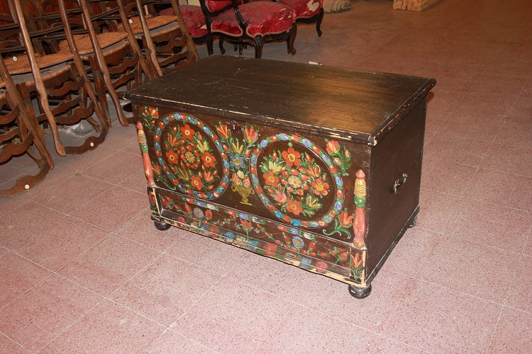 Cassapanca Italiana Tirolese Laccata Dipinta con Motivi Floreali XIX secolo