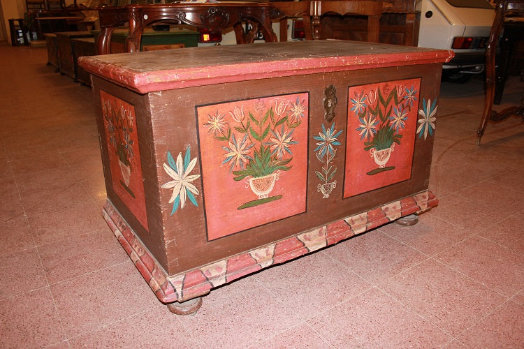 Grande Cassapanca laccata marrone stile Tirolese del 1800 Dipinta a Motivo Floreale