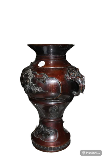 Grand vase chinois du XIXe siècle en bronze avec des animaux en relief
