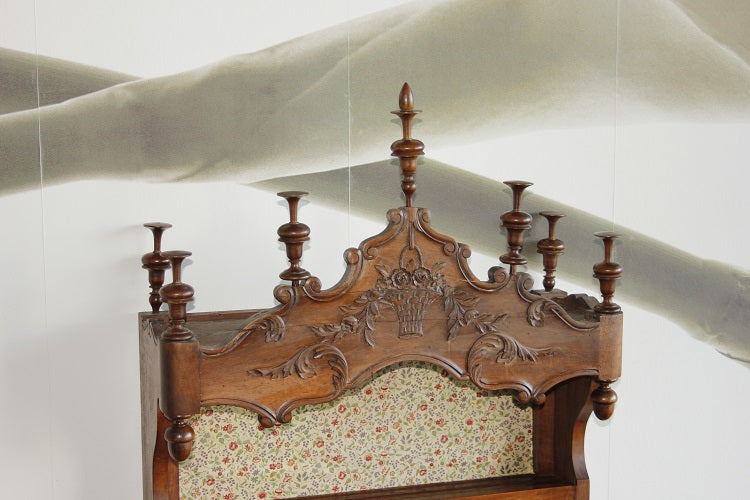Etagere provenzale del XIX secolo in legno di noce con intagli