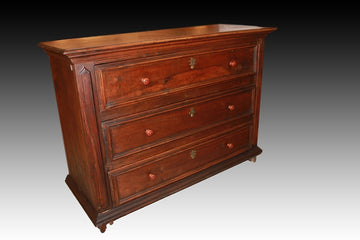 Italian chest of drawers from the late 1600s and early 1700s in walnut wood