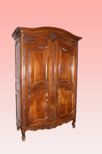 Large Provençal wardrobe from the 1700s with carvings